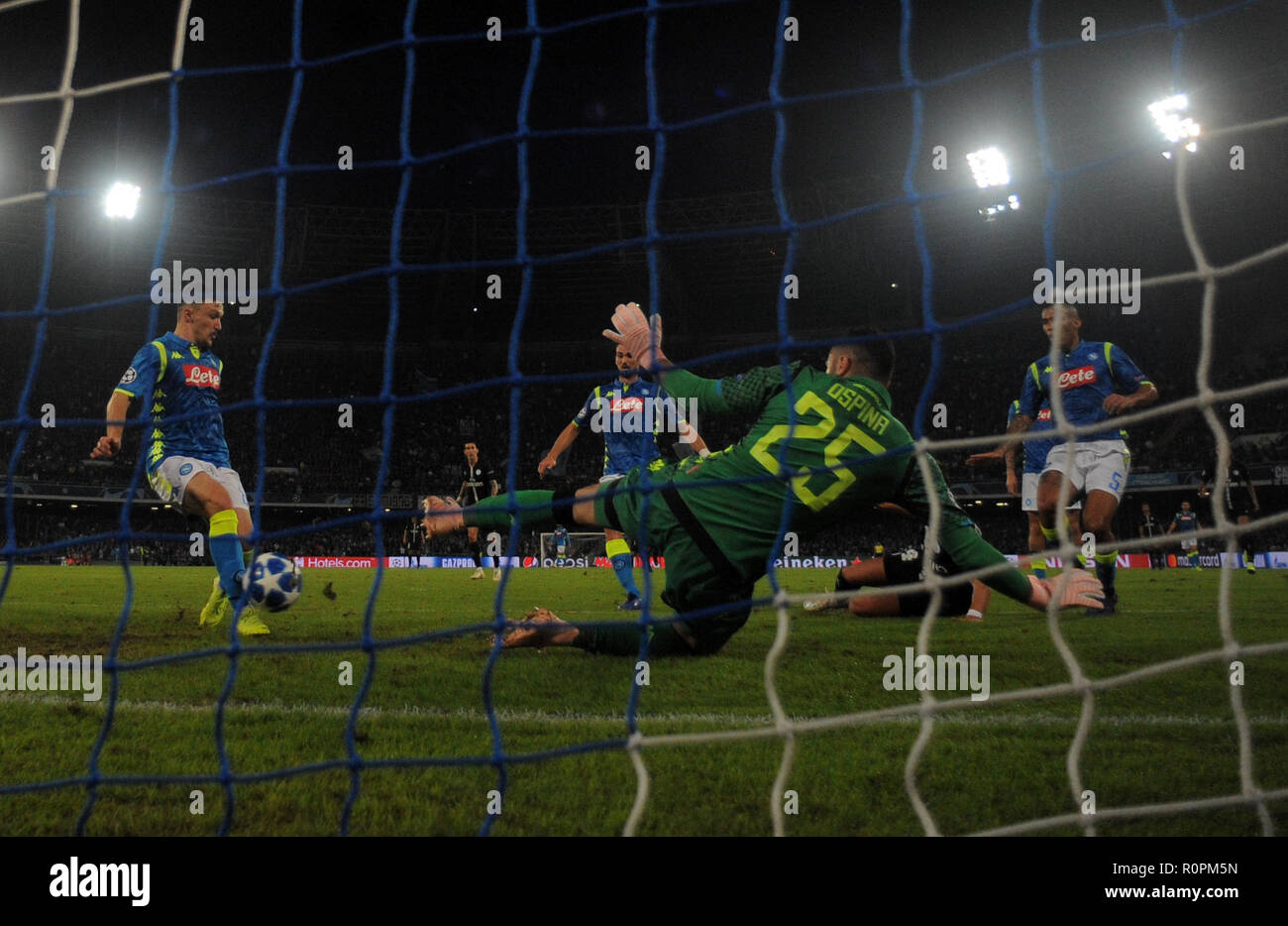 Napoli, Italia. 6 Nov, 2018. Paris Saint-Germain's Juan Barnat punteggi durante la UEFA Champions League Group C match tra Napoli e PSG a Napoli, Italia, nov. 6, 2018. La partita legata 1-1. Credito: Alberto Lingria/Xinhua/Alamy Live News Foto Stock