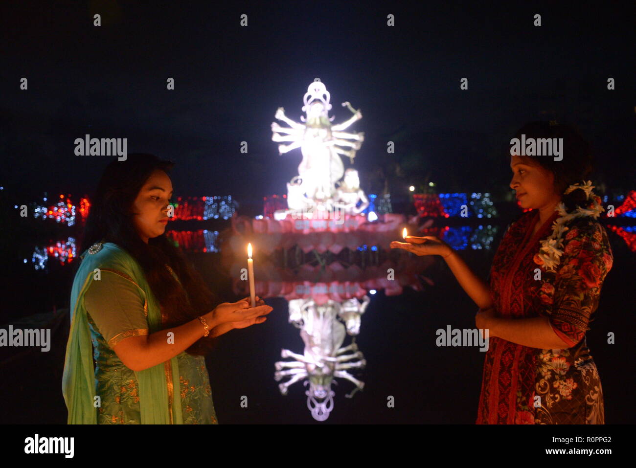 Dacca. 7 Nov, 2018. Devoti indù accende lampada a olio e la candela per festeggiare il Diwali, la festa indù delle luci, a Dhaka, nel Bangladesh, su nov. 6, 2018. Credito: Xinhua/Alamy Live News Foto Stock