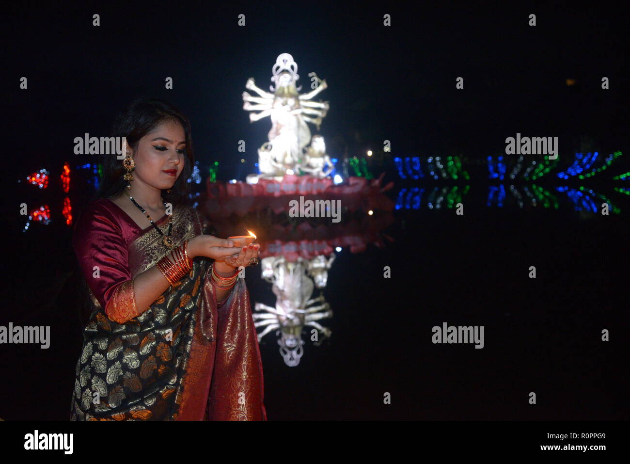 Dacca. 7 Nov, 2018. Un indù devoto si accende una lampada ad olio per celebrare Diwali, la festa indù delle luci, a Dhaka, nel Bangladesh, su nov. 6, 2018. Credito: Xinhua/Alamy Live News Foto Stock