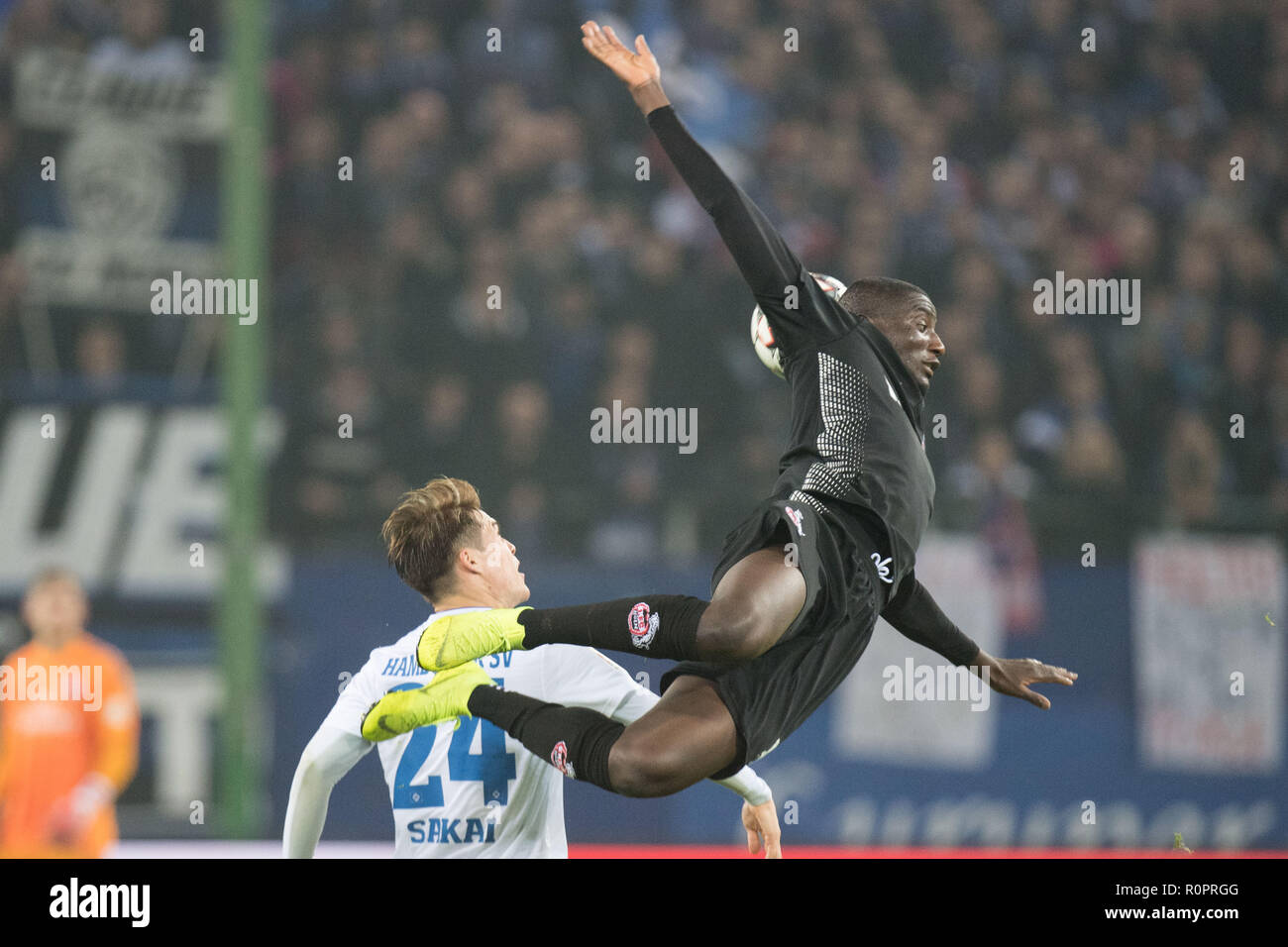 Serhou GUIRASSY (K) vola attraverso Gotoku Sakai (HH) attraverso l'aria, azione, duelli, calcio seconda Bundesliga, XII GIORNATA, Hamburg Amburgo Amburgo (HH) - 1.FC Colonia (K), il 05.11.2018 a Amburgo, Germania. € | Utilizzo di tutto il mondo Foto Stock