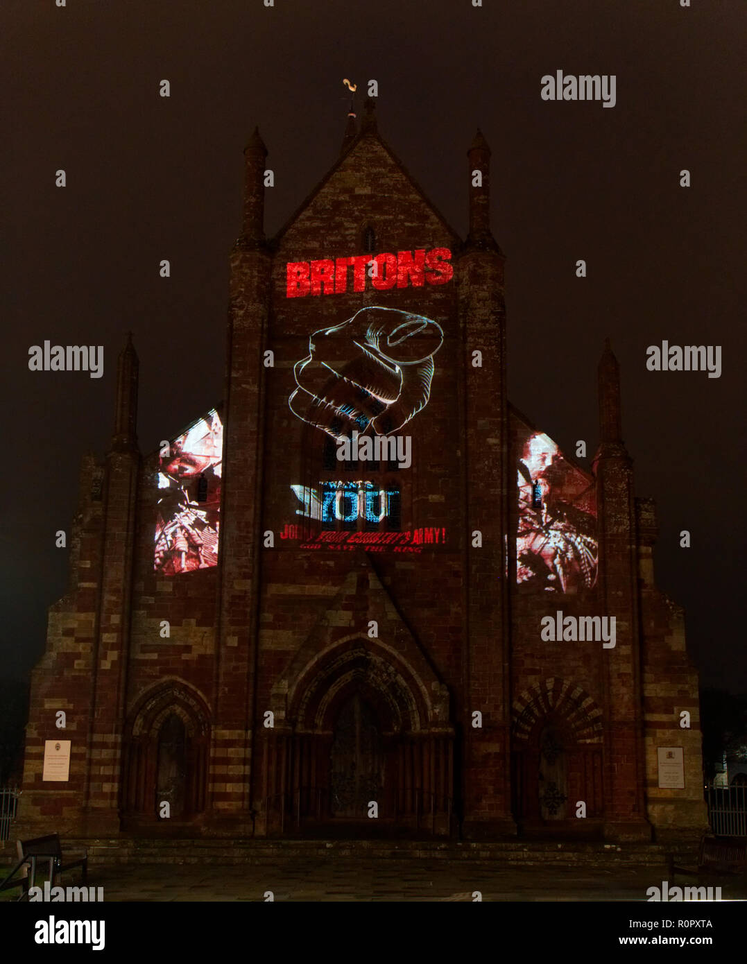 St Magnus Cathedral, Kirkwall, isole Orcadi Scozia, Regno Unito, 6 novembre 2018. Short Film visualizzati sulle pareti della cattedrale del centenario della fine della Prima Guerra Mondiale. Credit:MarkFerguson/Alamy Live News Foto Stock