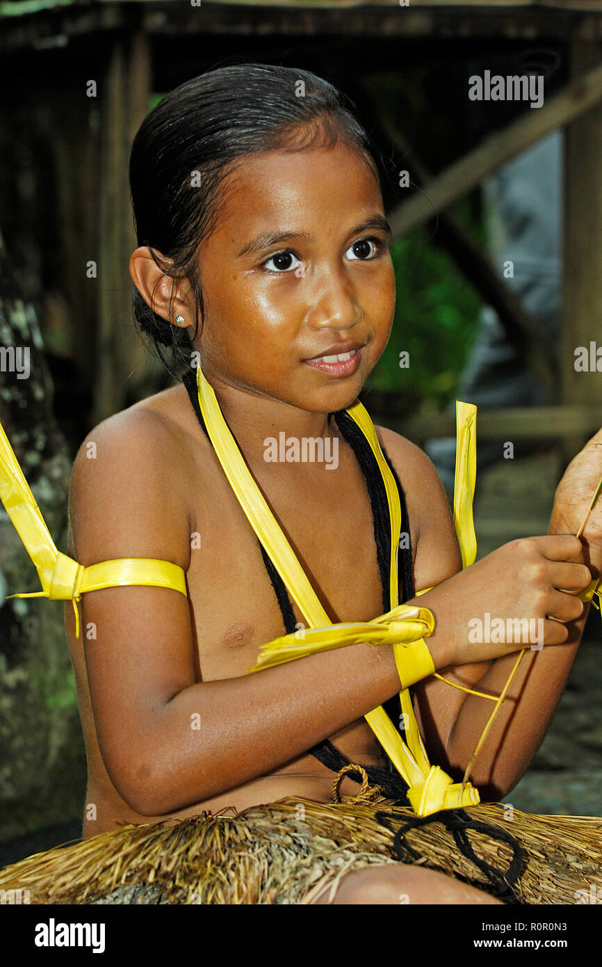 Junges Einheimisches Mädchen, Yap, Mikronesien | tradizionalmente condita bambina, Yap, Stati Federati di Micronesia Foto Stock