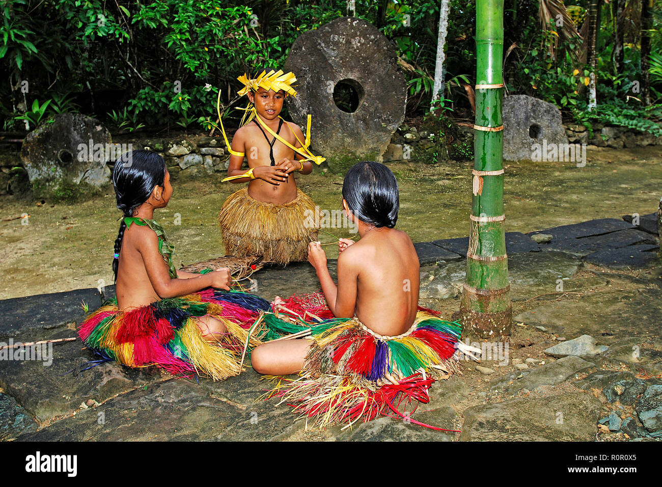 Einheimische Kinder mit Baströcken bei einem traditionellen Fest, Yap, Mikronesien | tradizionalmente condita con bambini hula, Yap, Stati Federati di Micronesia Foto Stock