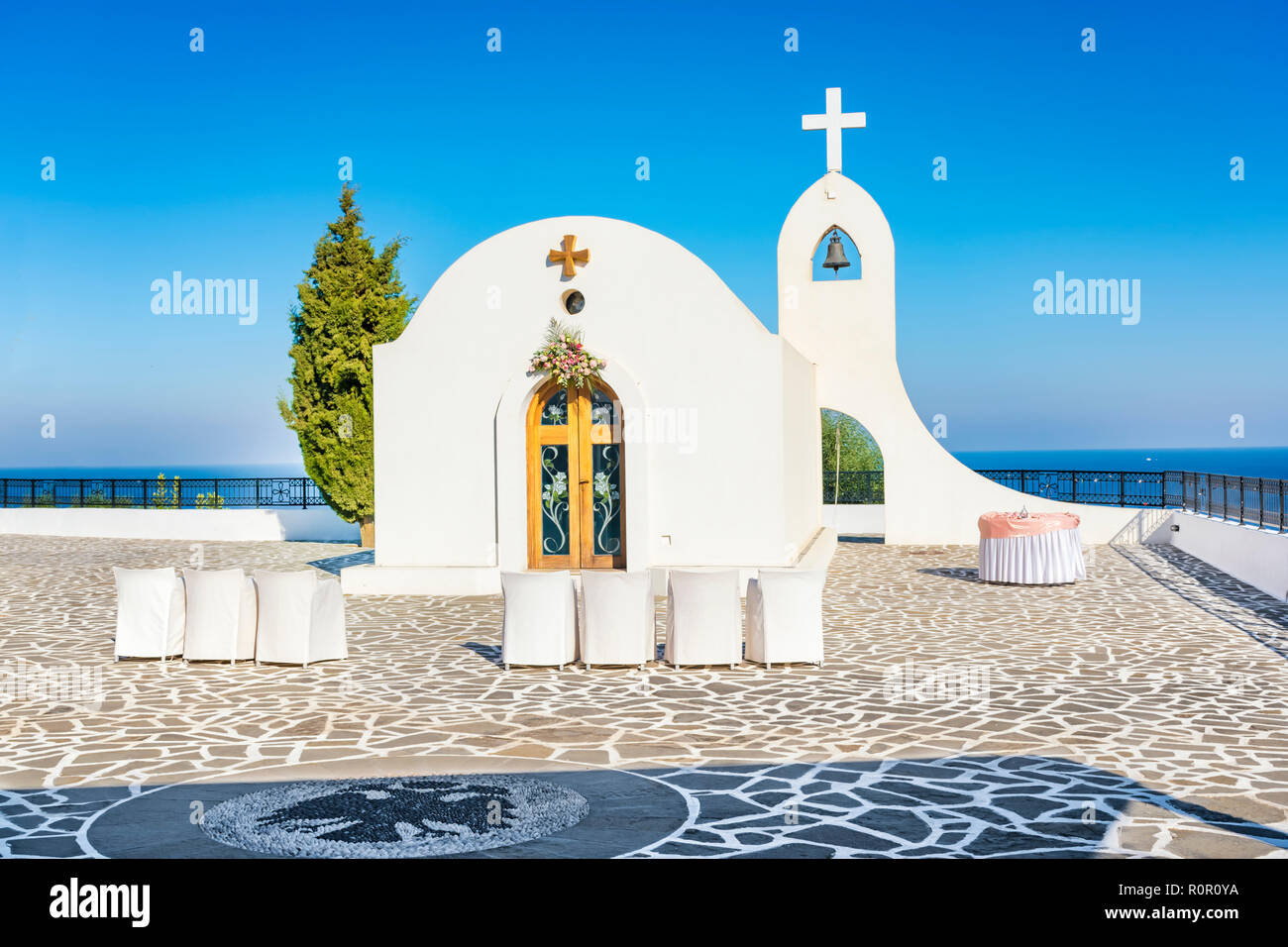 Cappella per Matrimoni con vista mare sulla collina vicino a Faliraki (Rhodes, Grecia) Foto Stock