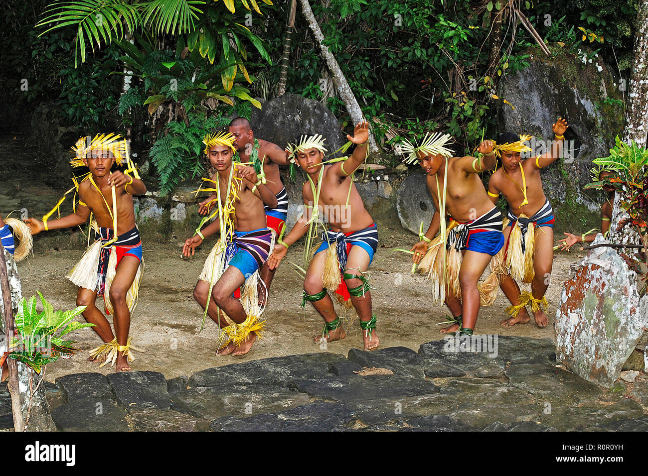 Einheimische Männer beim traditionellen Volkstanz, Yap, Mikronesien | tradizionalmente condita Yapese ballerino, Yap, Stati Federati di Micronesia Foto Stock