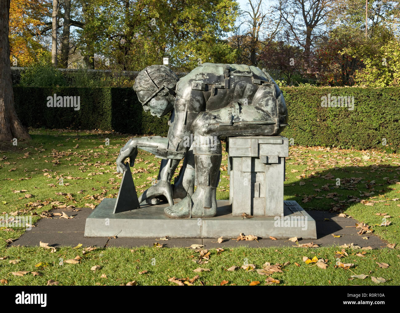 Master dell'Universo. Scultura di Eduardo Luigi Paolozzi al di fuori della Scottish Museum di Arte Moderna. Edimburgo, Scozia Foto Stock