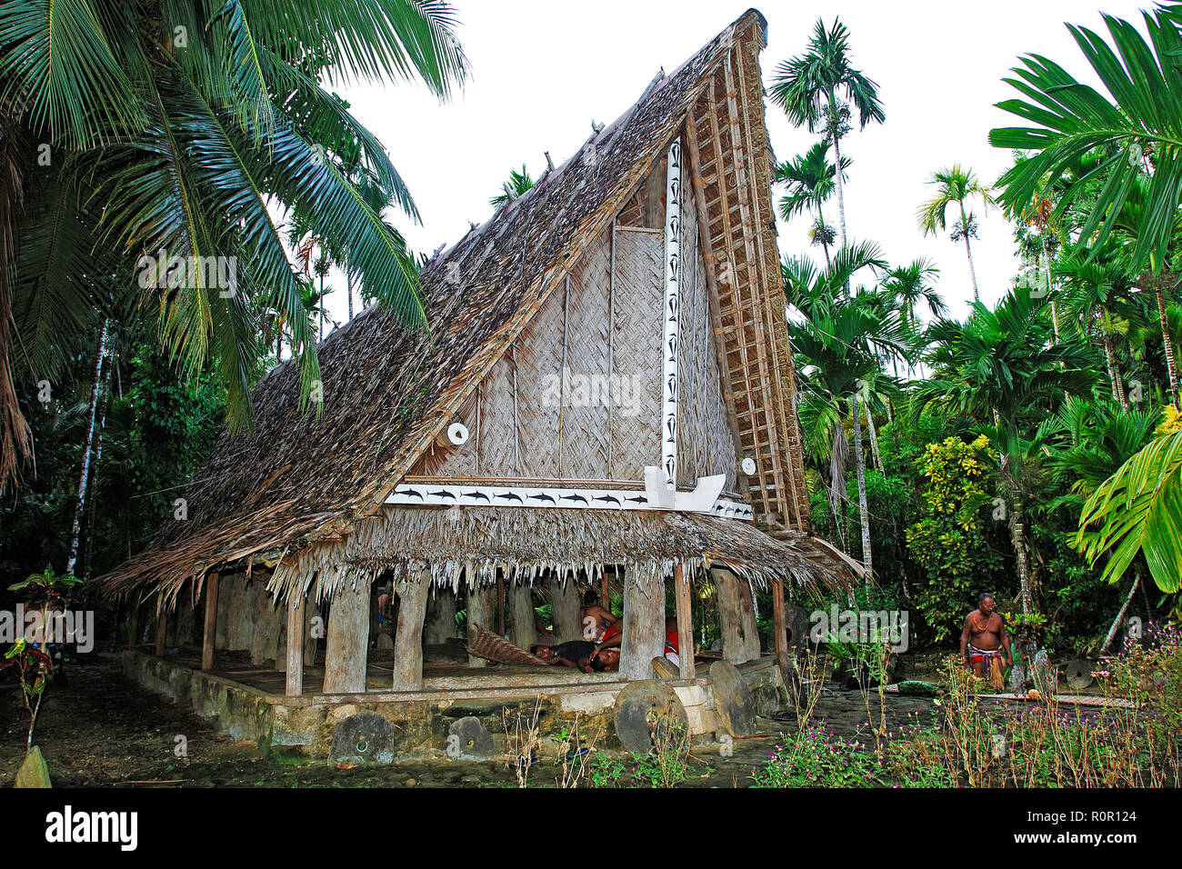 Vor Steingeld traditionellem Männerhaus, Yap, Mikronesien | Pietra di denaro a una tradizionale casa degli uomini, Yap, Stati Federati di Micronesia Foto Stock