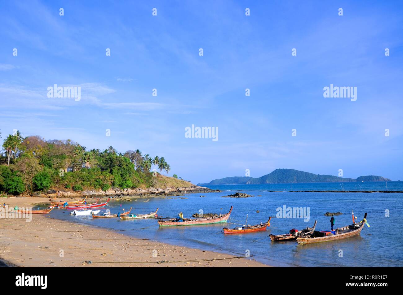 Barche tailandese dalla spiaggia sabbiosa Foto Stock