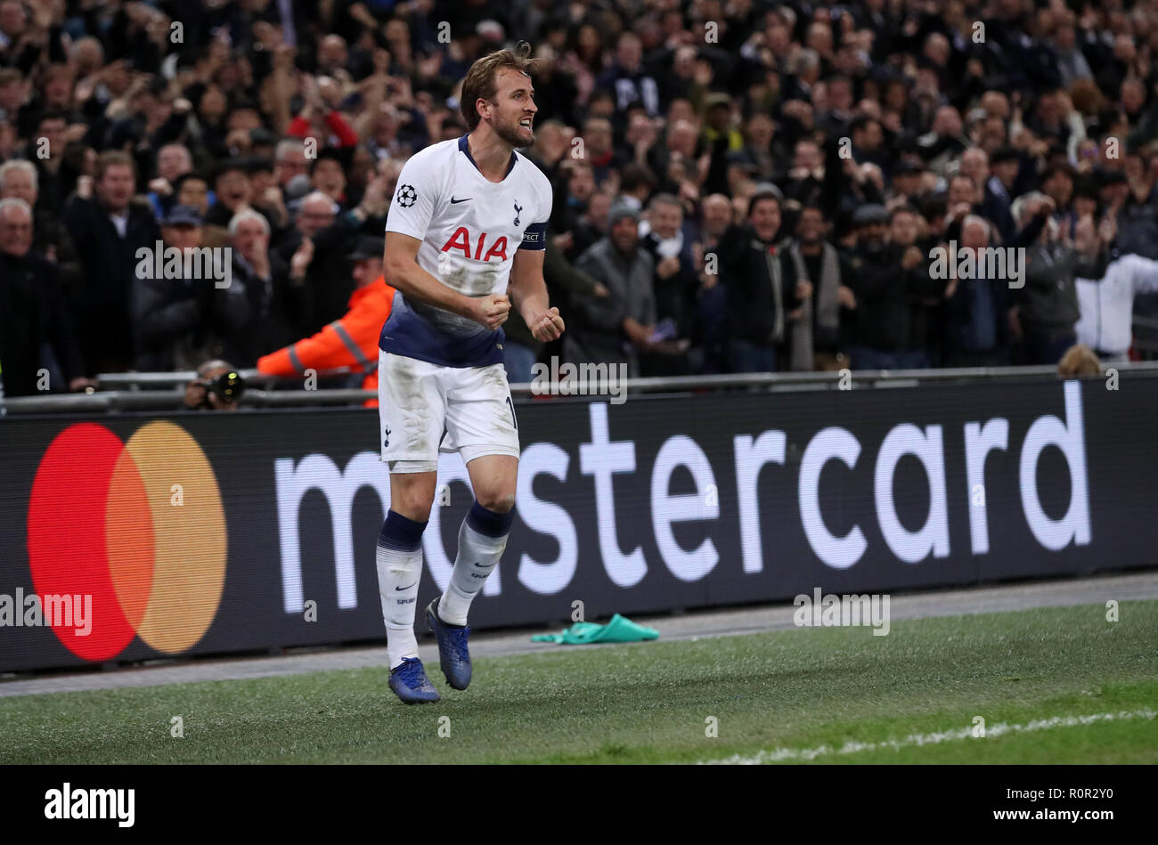 Tottenham Hotspur Harry Kane celebra il punteggio al suo fianco il secondo obiettivo del gioco durante la partita della UEFA Champions League allo Stadio di Wembley, Londra. Foto Stock