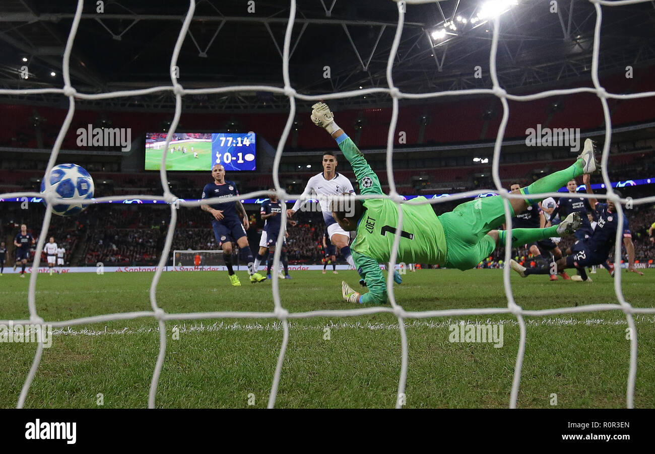 Tottenham Hotspur Harry Kane punteggi il suo lato del primo obiettivo del gioco durante la partita della UEFA Champions League allo Stadio di Wembley, Londra. Foto Stock