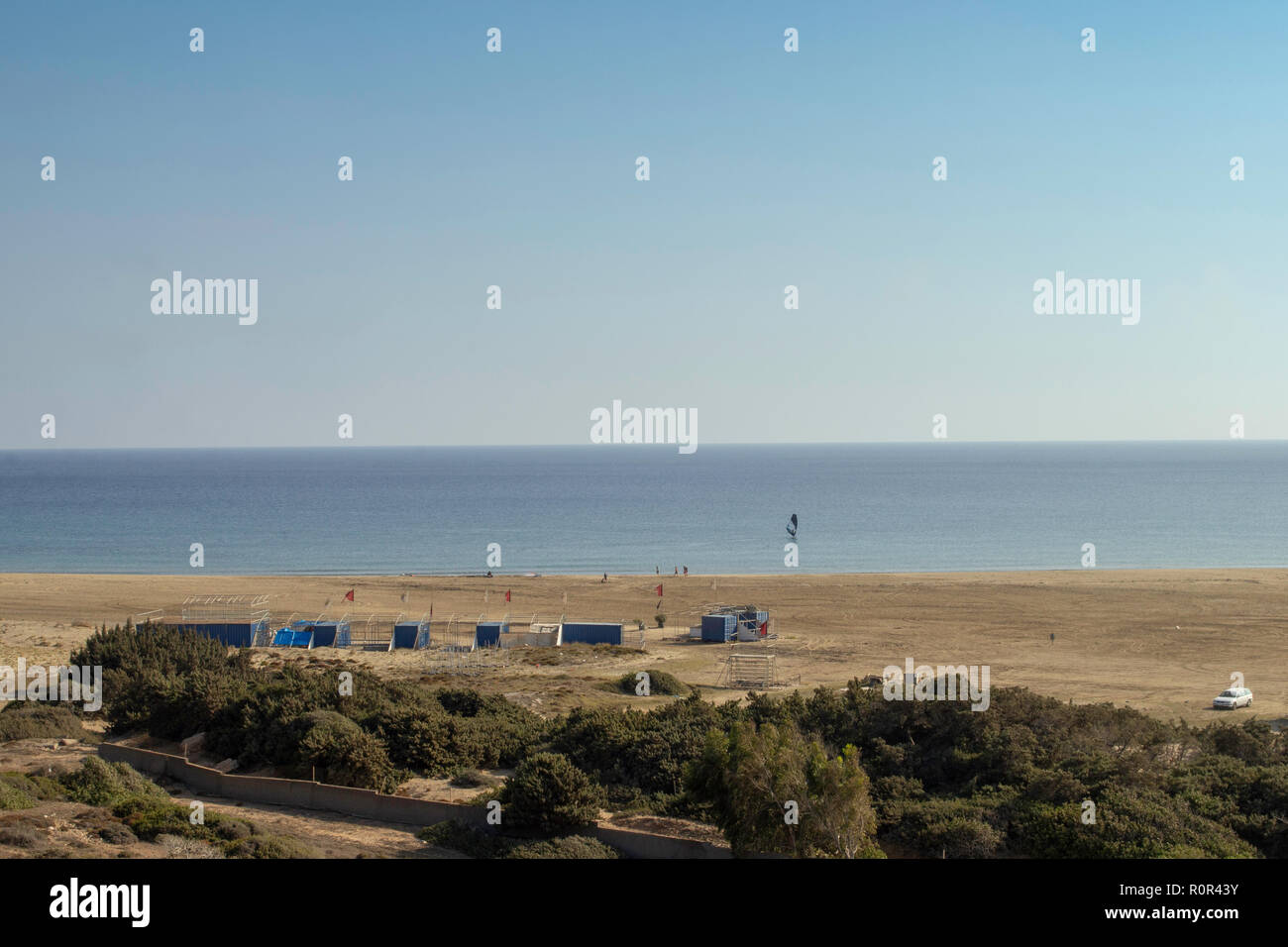 Una panoramica della spiaggia di Prasonisi, dove il mare Mediterraneo e il Mar Egeo si incontrano. La spiaggia è ampia e popolare tra i surfisti. Foto Stock