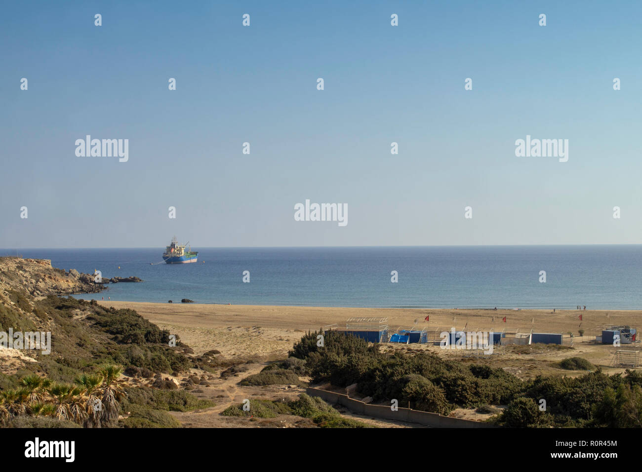 Una panoramica della spiaggia di Prasonisi,Rodi dove il mare Mediterraneo e il Mar Egeo si incontrano. La spiaggia è ampia e popolare tra i surfisti. Foto Stock