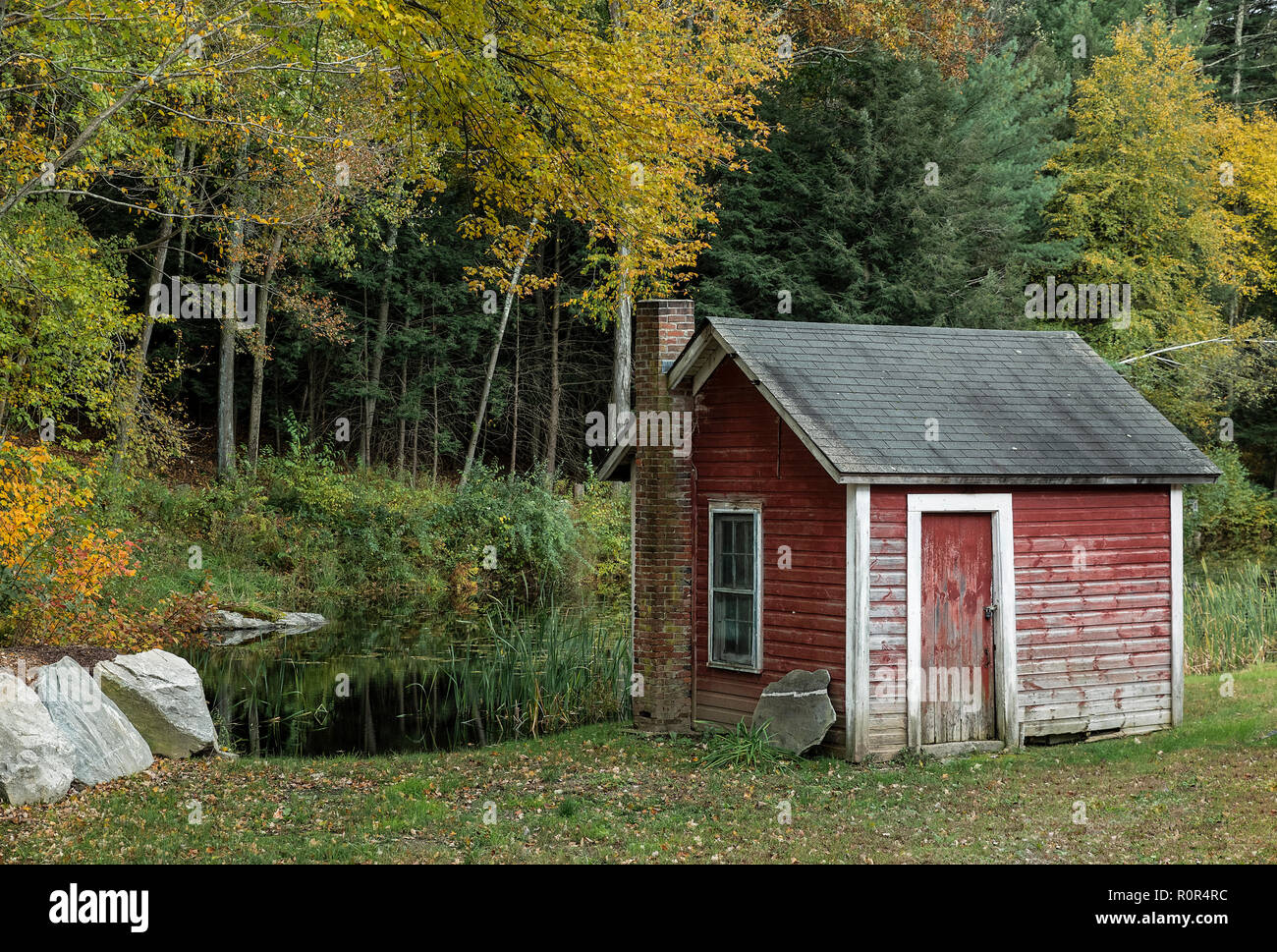 Collezione autunno rustico capannone, Nord Grosvenor Dale, Connecticut, Stati Uniti d'America. Foto Stock