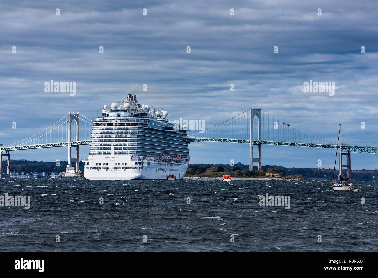 La nave di crociera ancorato nel porto di Newport, Rhode Island, Stati Uniti d'America. Foto Stock