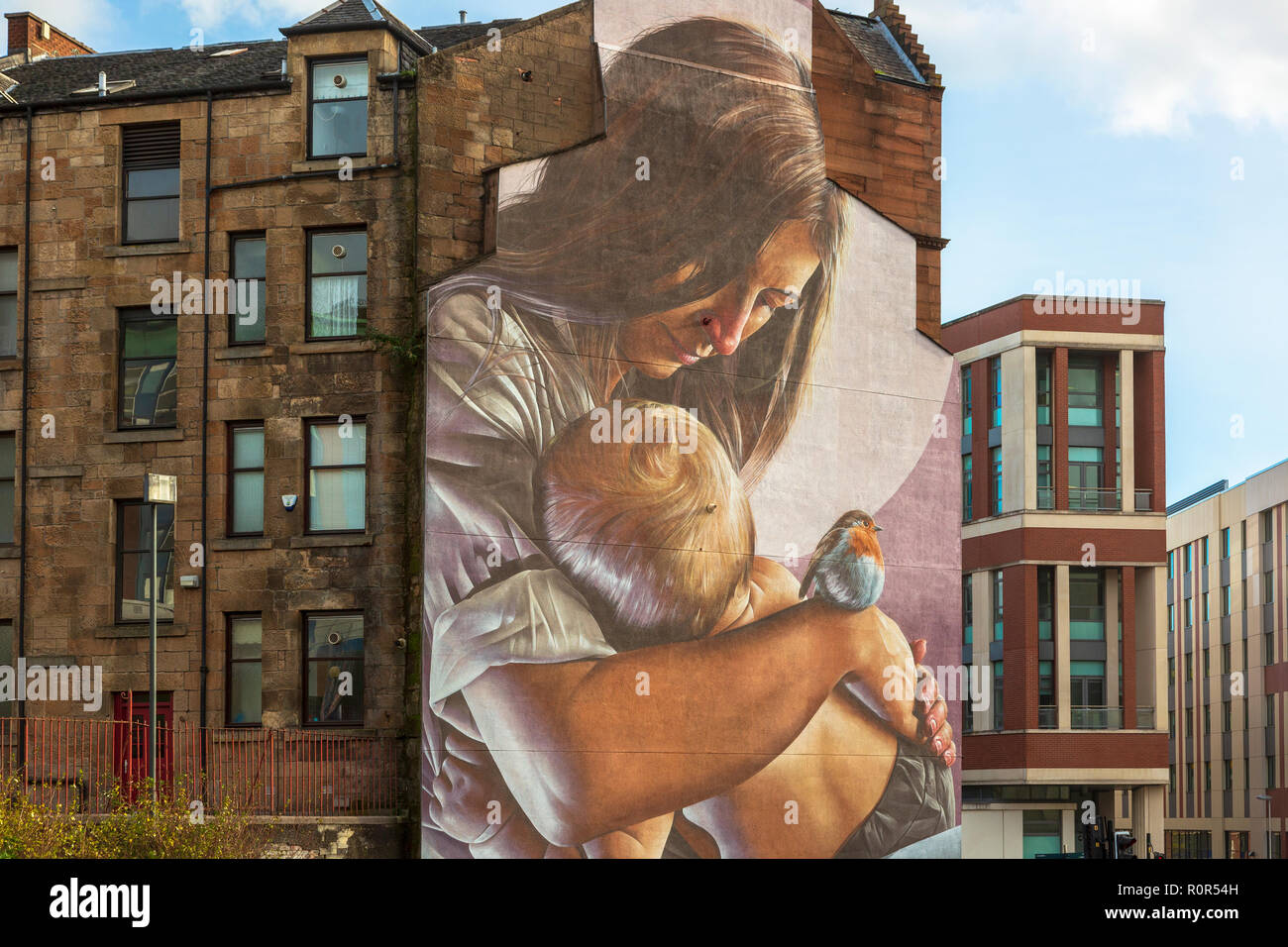 Murale di una madre e un bambino dipinta sul timpano e la fine di un tradizionale Glasgow casamento in corrispondenza della giunzione di George Street e High Street, Foto Stock