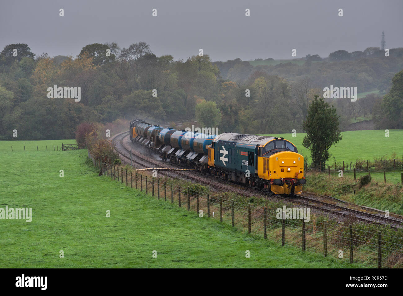 Una rete ferrovia del fungo della rotaia del treno di trattamento a Wennington (a Carnforth - Settle gv linea) trainati da dirigere i servizi ferroviari classe 37 locomotive, Foto Stock