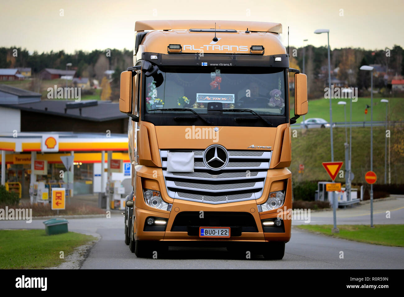 Salo, Finlandia - 27 Ottobre 2018: Orange Mercedes-Benz Actros autobotte di RL-Trans per trasporto alla rinfusa esce dalla stazione di servizio Shell in Finlandia. Foto Stock