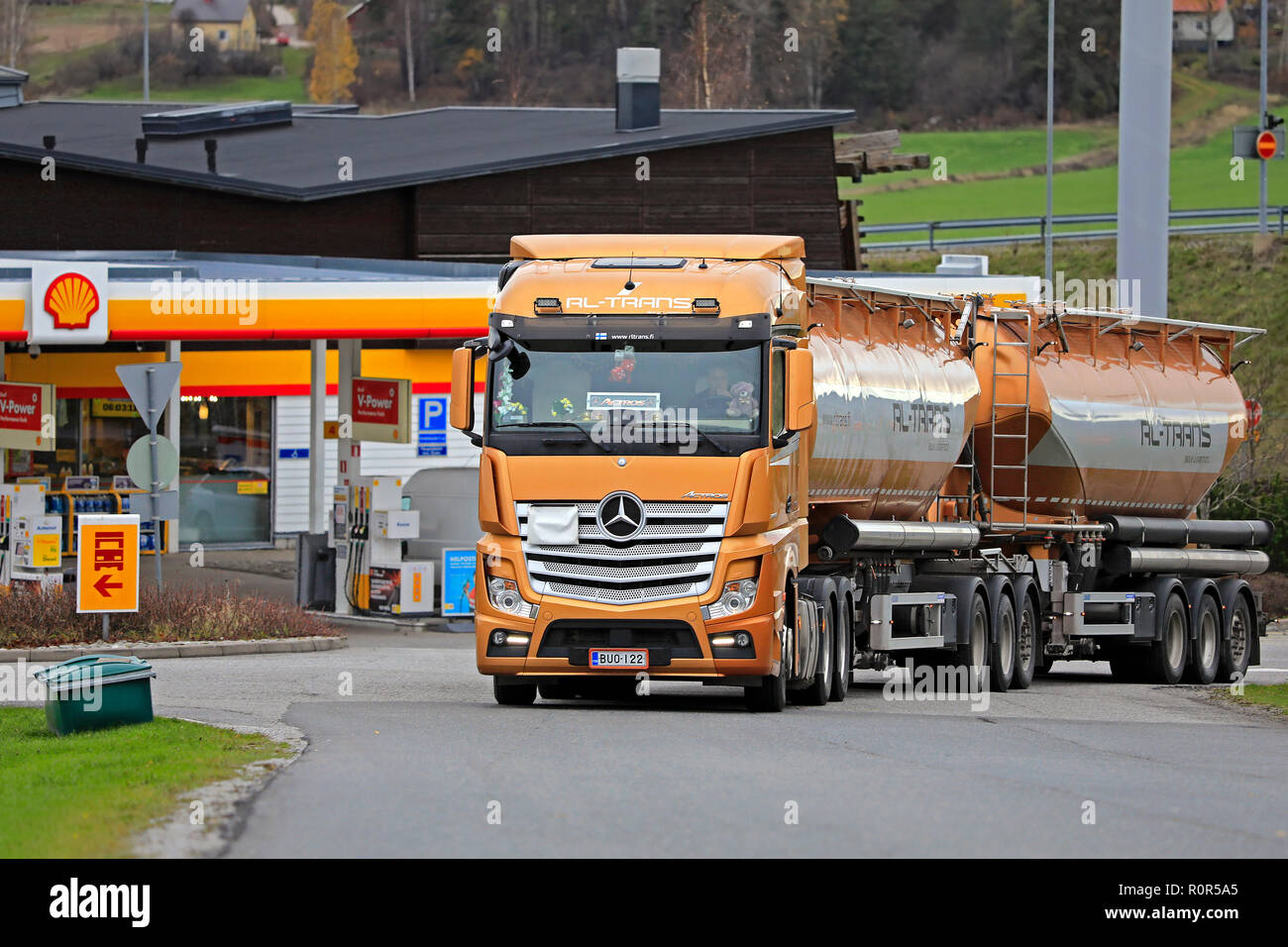 Salo, Finlandia - 27 Ottobre 2018: Orange Mercedes-Benz Actros autobotte di RL-Trans per trasporto alla rinfusa esce dalla stazione di servizio Shell in Finlandia. Foto Stock