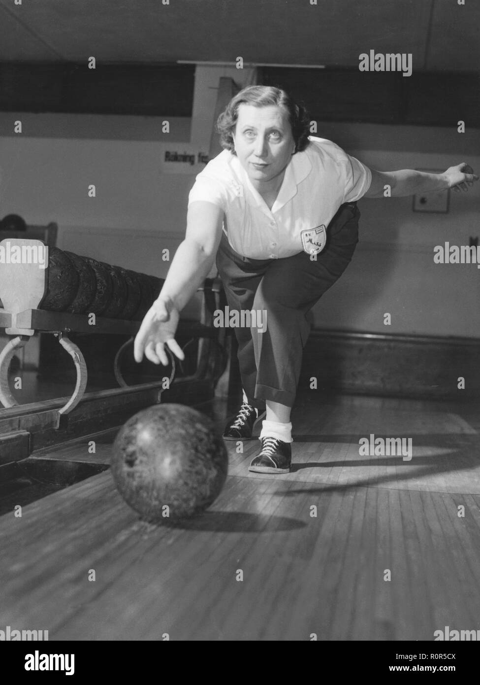 Bowling negli anni cinquanta. Donne bowler Maja Tuvesson lancia la palla a un torneo 1956. Svezia Foto Stock