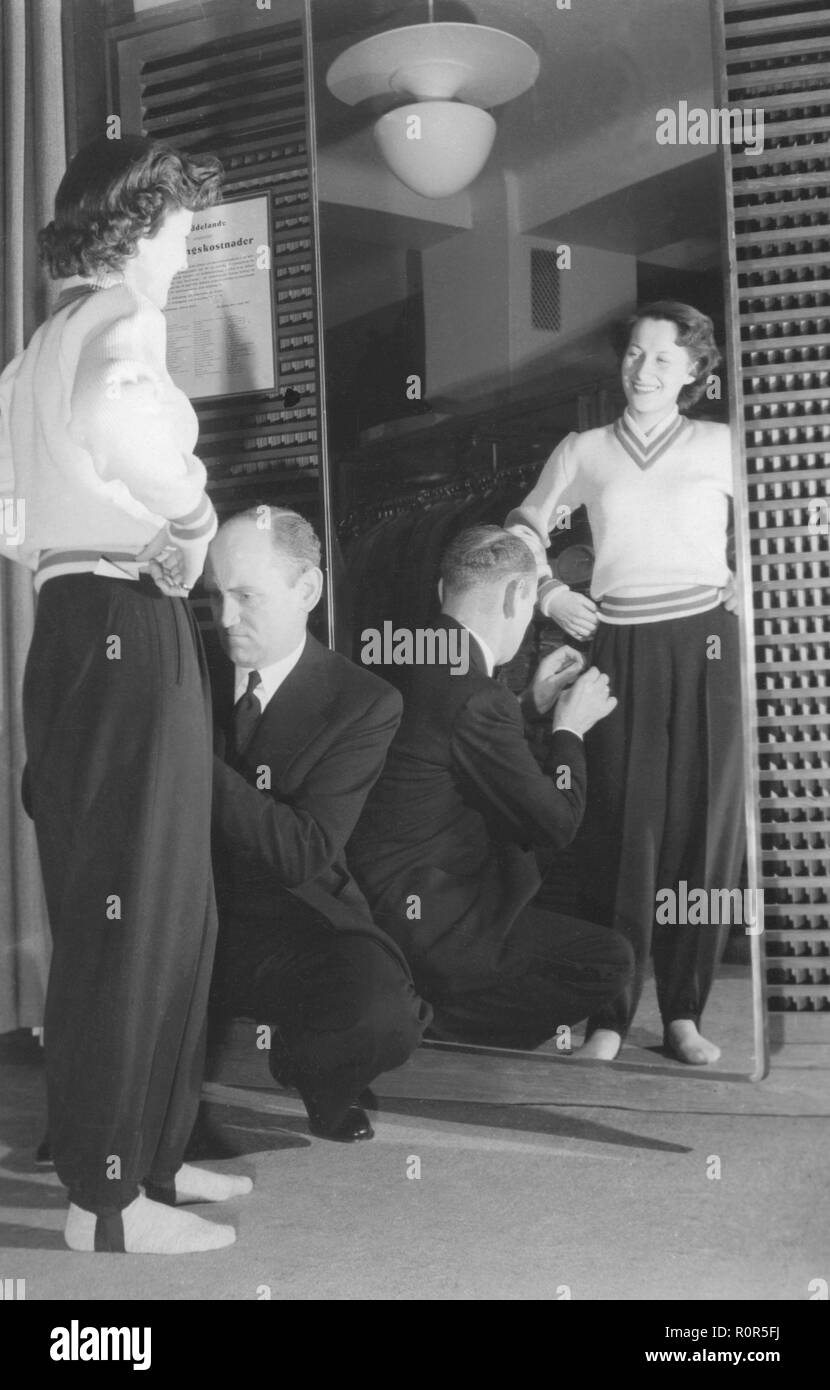 Moda da donna negli anni '1950s. Giovane sciatore alpino Sarah Thomasson, 1925-1996. Nella foto è stato provato un nuovo paio di pantaloni sportivi. 1955 Foto Stock