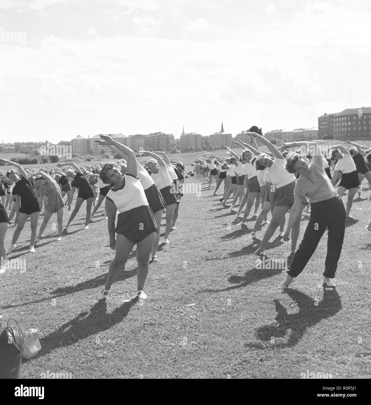 Ginnastica negli anni cinquanta. Il popolare womens casalinga ginnastica viene praticata ovunque. Qui un gran numero di donne che esercitano insieme all'esterno. La Svezia Giugno 1954 Foto Stock