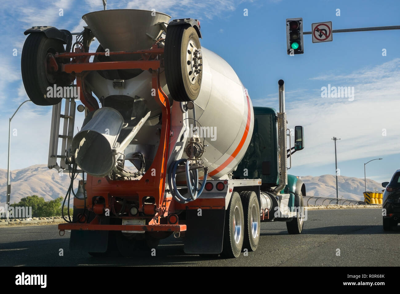 Carro miscelatore il trasporto di cemento per la costruzione sito, South San Francisco Bay Area, California Foto Stock