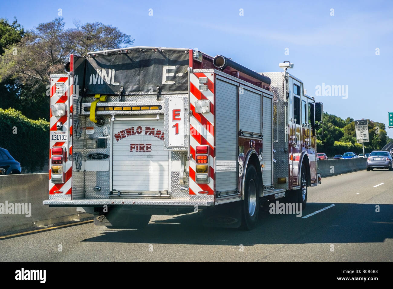 Ottobre 7, 2018 Menlo Park / CA / STATI UNITI D'AMERICA - Vista posteriore del motore Fire guida in autostrada a sud di San Francisco Bay Area Foto Stock