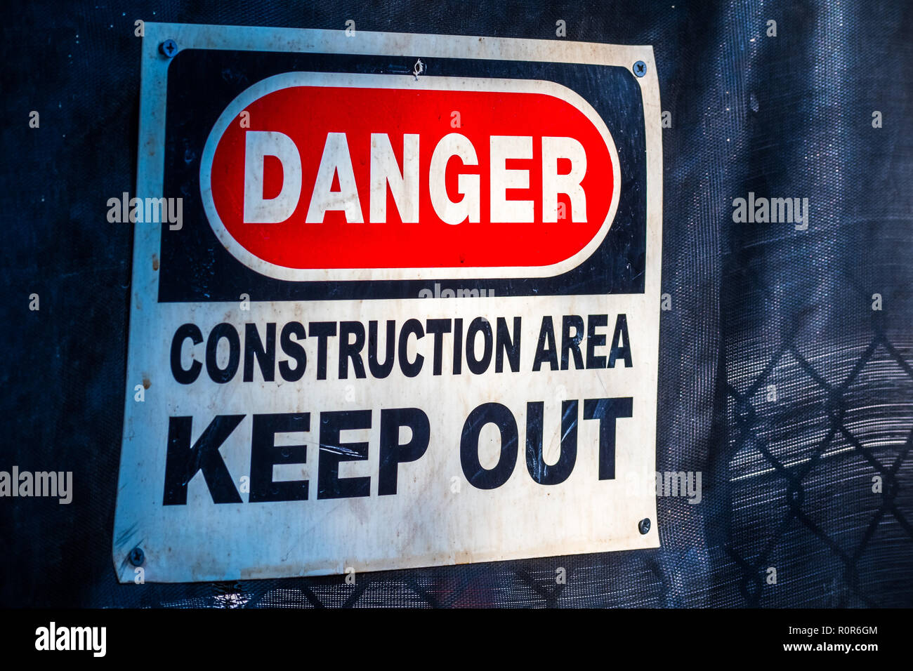 'Drabbia Area di costruzione Tenere fuori' segno inviato su una recinzione in corrispondenza di un sito in costruzione Foto Stock