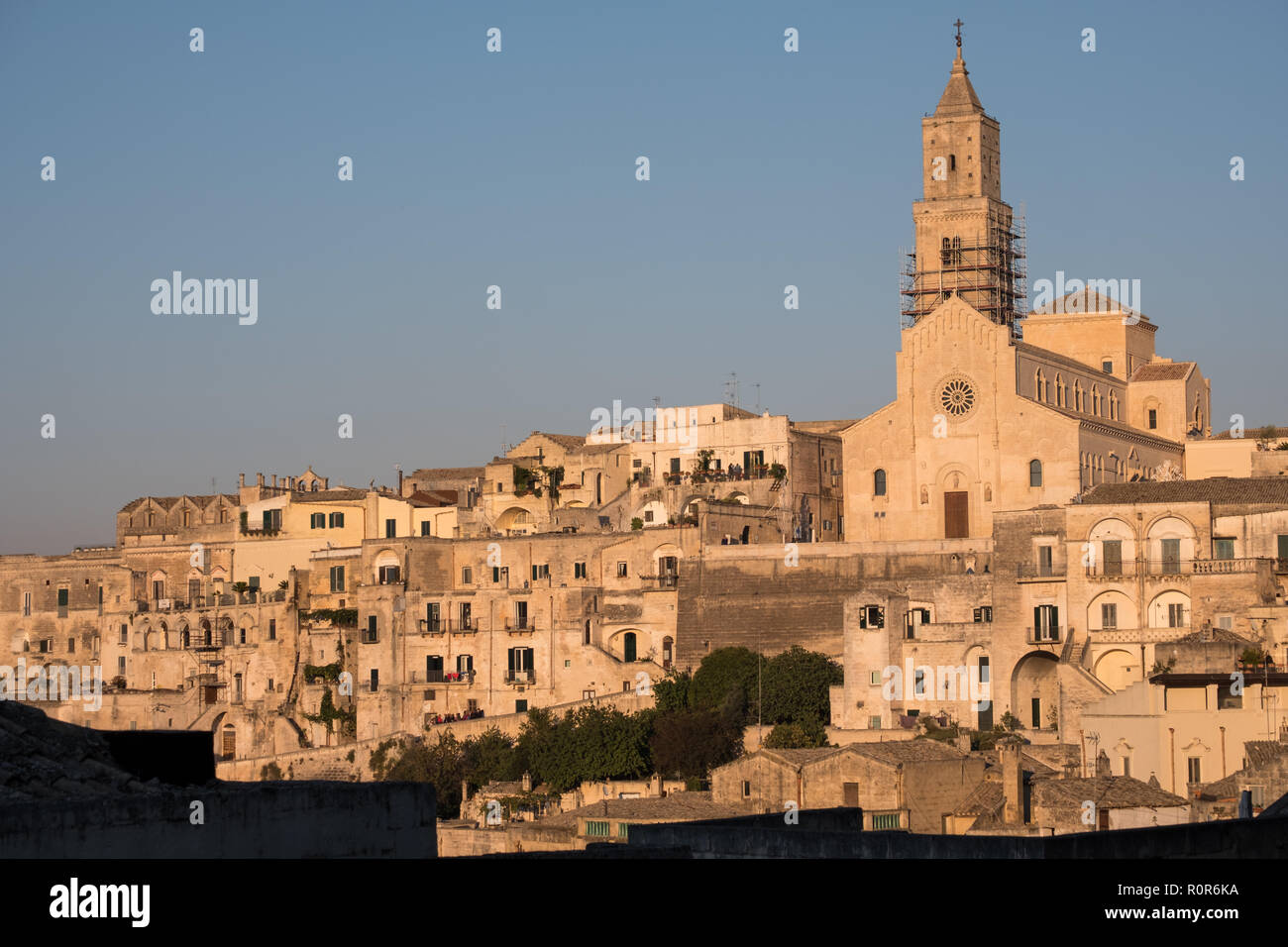 Case costruite nella roccia con la cattedrale in cima alla collina, in grotta città di Matera, Basilicata Italia. Matera è capitale europea della cultura per il 2019. Foto Stock