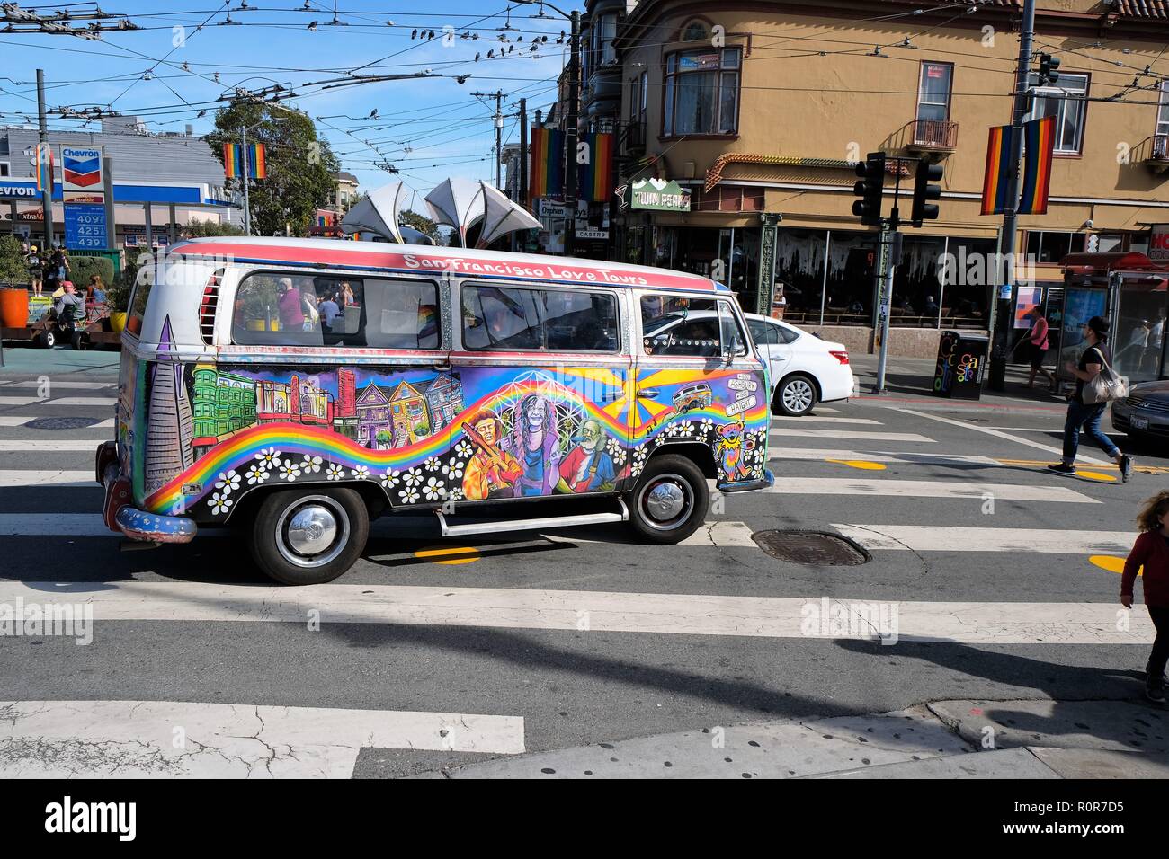 San Francisco amore tour bus Volkswagen a Castro Street, il quartiere Castro di San Francisco, California. Foto Stock