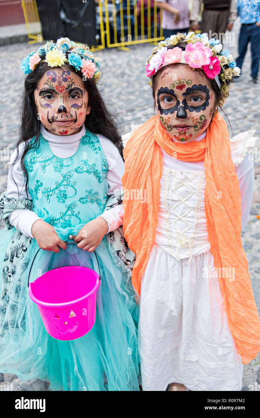Due giovani ragazze messicano indossando faccia lo scheletro di vernice durante i morti dei Morti festival di San Miguel De Allende, Messico. Il multi-day festival è quello di ricordare gli amici e i familiari che sono morti utilizzando calaveras, azteca Le calendule, alfeniques, papel picado e i cibi preferiti e bevande dei defunti. Foto Stock