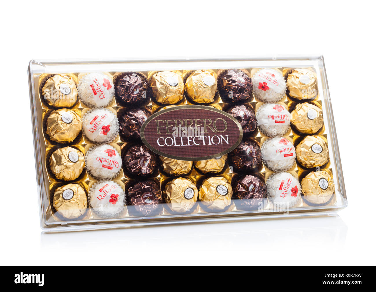 LONDON, Regno Unito - Novembre 08, 2018: Raccolta di Ferrero Rocher premium  dolci al cioccolato scatola di plastica.su sfondo bianco con la  riflessione. Raffaello e Rond Foto stock - Alamy