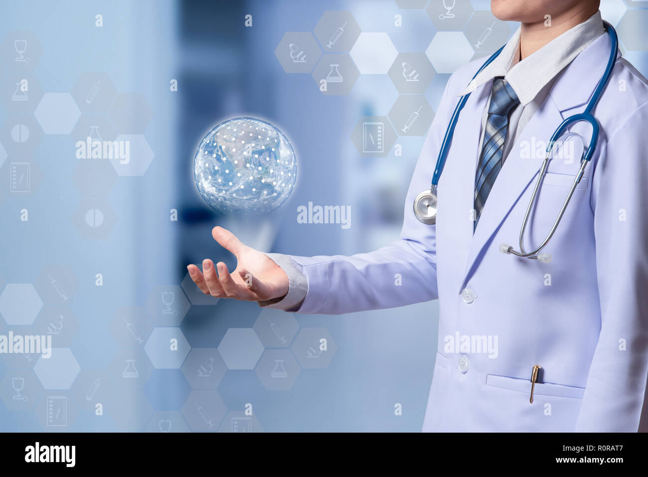 Donna dictor con ologramma per mostrare una rete globale di connessione a medici o world wide medical conection, illustrazione world wide medical conection con Foto Stock