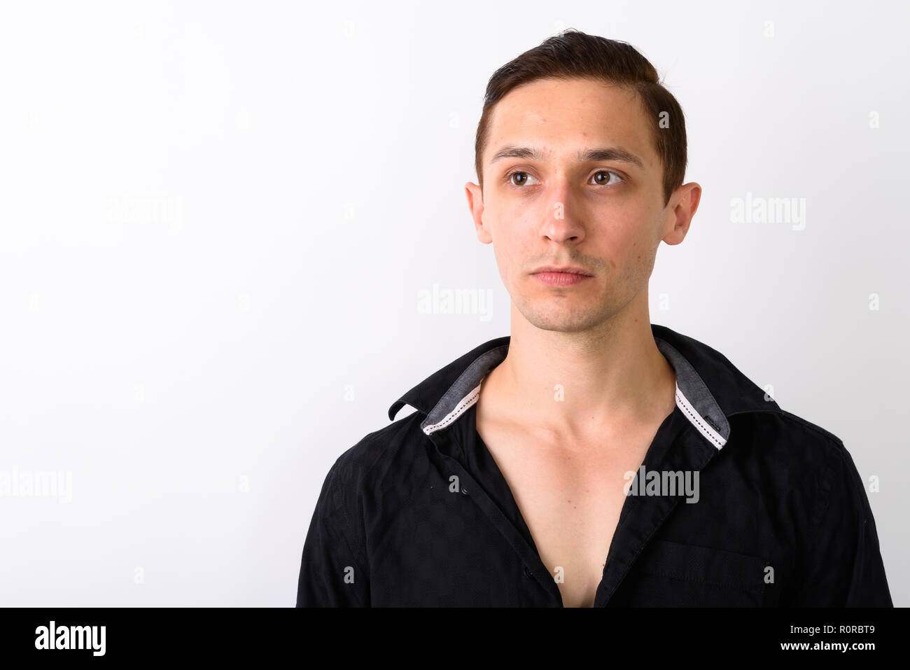 Chiusura del giovane uomo bello pensare guardando distanc Foto Stock