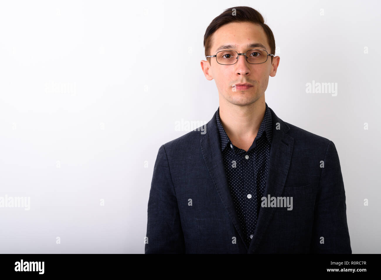 Chiusura del giovane imprenditore bello indossare occhiali contro Foto Stock