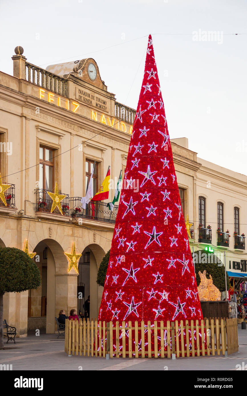 RONDA, Spagna - 13 dicembre 2017: Anno nuovo albero nel centro di Ronda nei pressi di famosi Prador de Ronda hotel Foto Stock