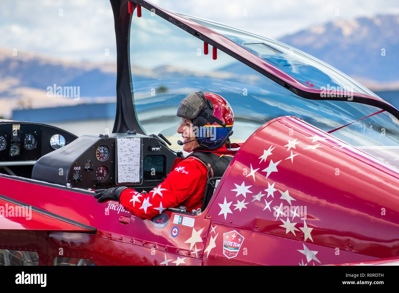 Ottobre 6, 2018 Livermore / CA / STATI UNITI D'AMERICA - un pilota in attesa di avvio all'Airshow di luogo in Livermore Municipal Airport evento open house Foto Stock