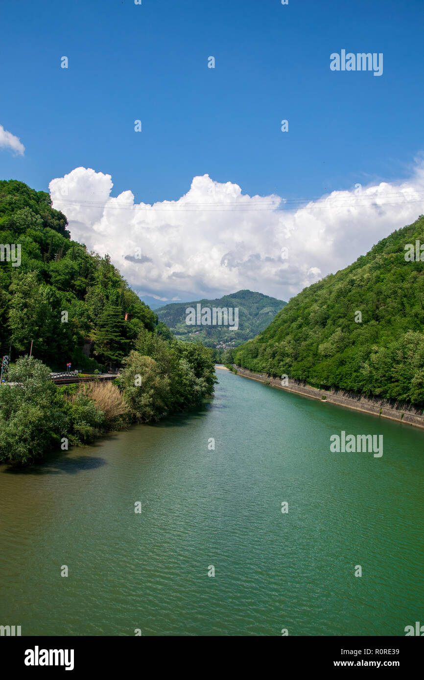 Vista del fiume Serchio dal ponte di Borgo a Mozzano, chiamato 'Il Ponte del Diavolo' o 'Maddalena ponte' Foto Stock