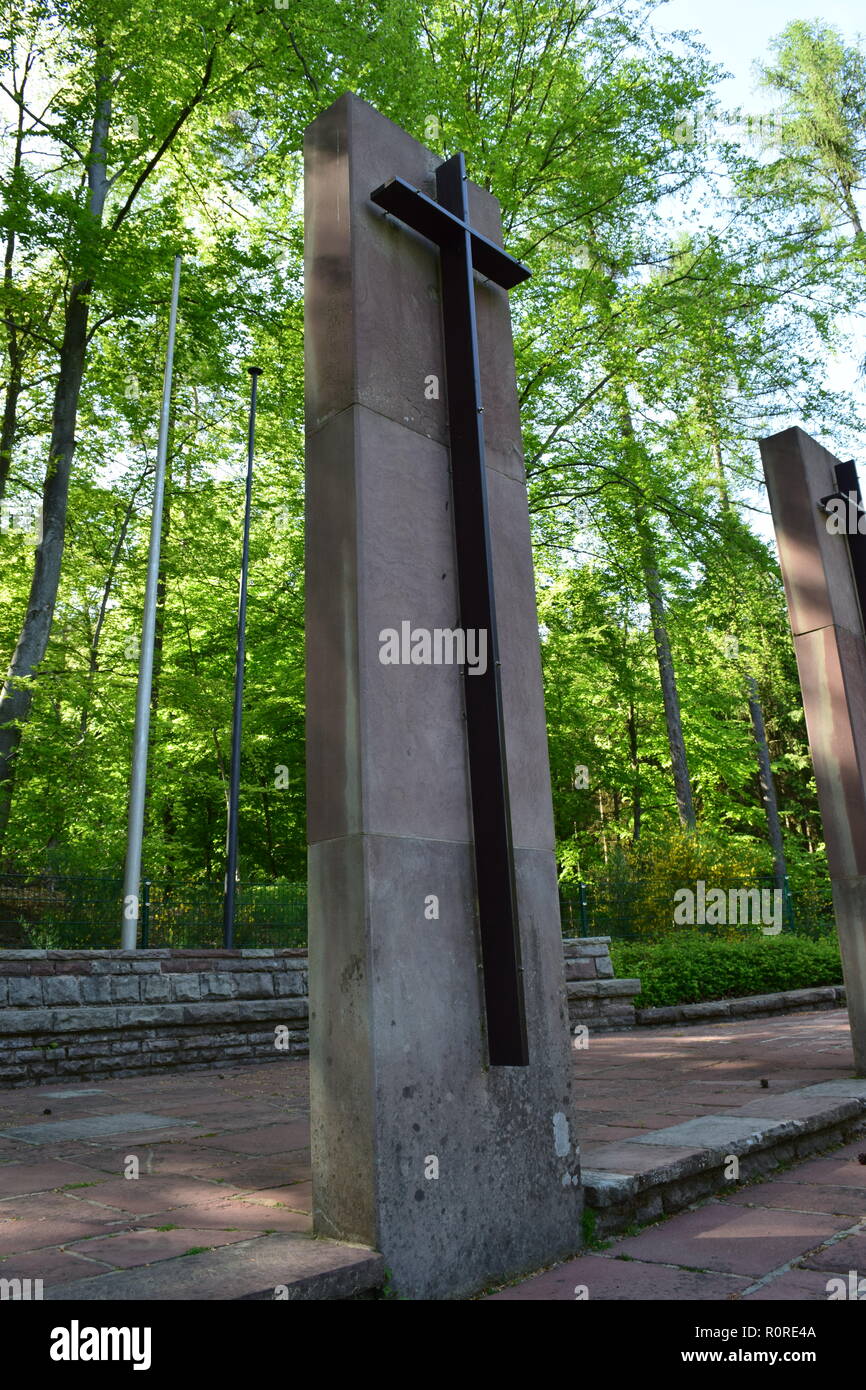 Vista verso la sabbia Croce di pietra di sacrificio nel cimitero di foresta di uno tedesco Seconda Guerra Mondiale cimitero militare di Reimsbach an der Saar. Foto Stock