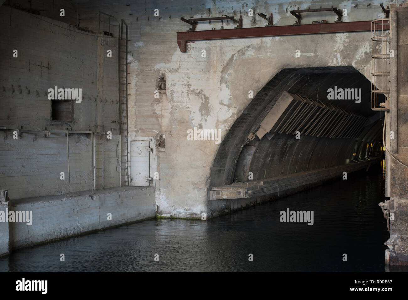 L'ingresso al bunker di cemento con l'ingresso dal lato acqua. entrata per le navi Foto Stock