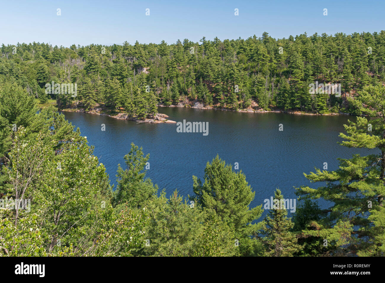 Vista aerea del Lago nascosti dei boschi in Killarney Provincial Park in Ontario, Canada Foto Stock
