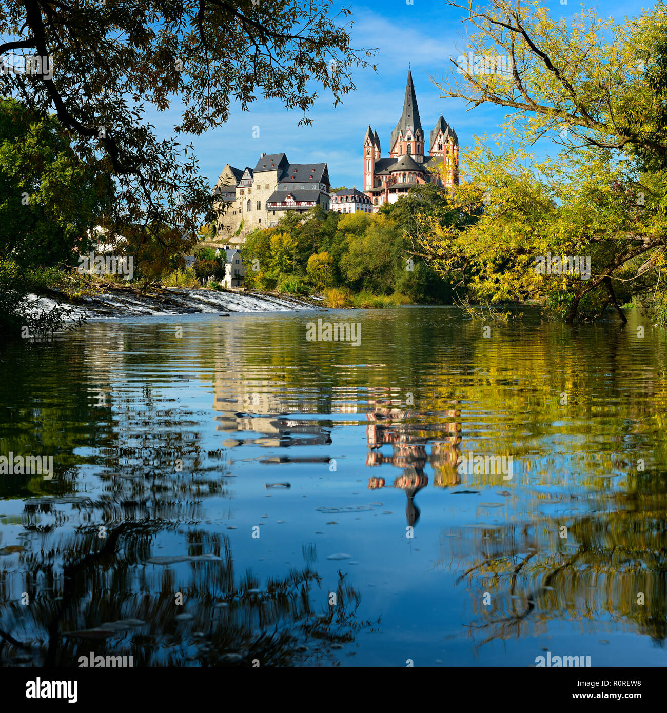 Il Limburgo Cattedrale St. Georg o Georgsdom e castello imburg oltre il fiume Lahn in autunno, acqua mirroring, Limburg an der Lahn Foto Stock