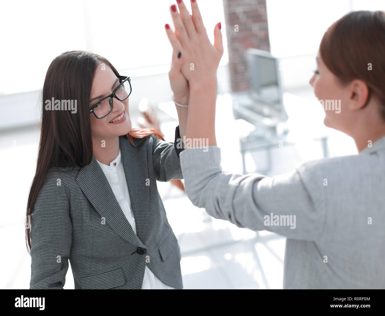 Due dipendenti sono a discutere di un nuovo progetto Foto Stock