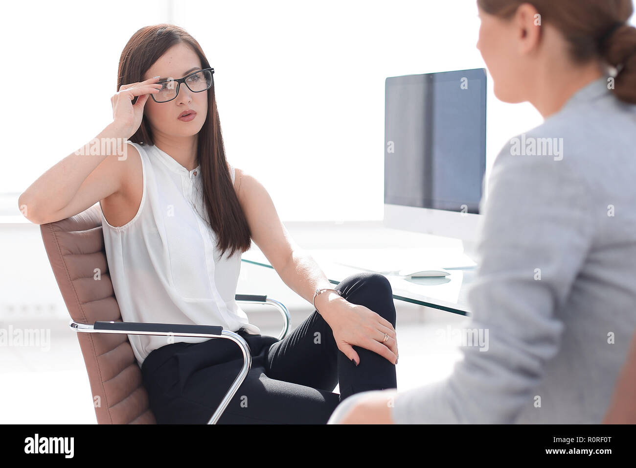 Due dipendenti a discutere di un nuovo progetto Foto Stock