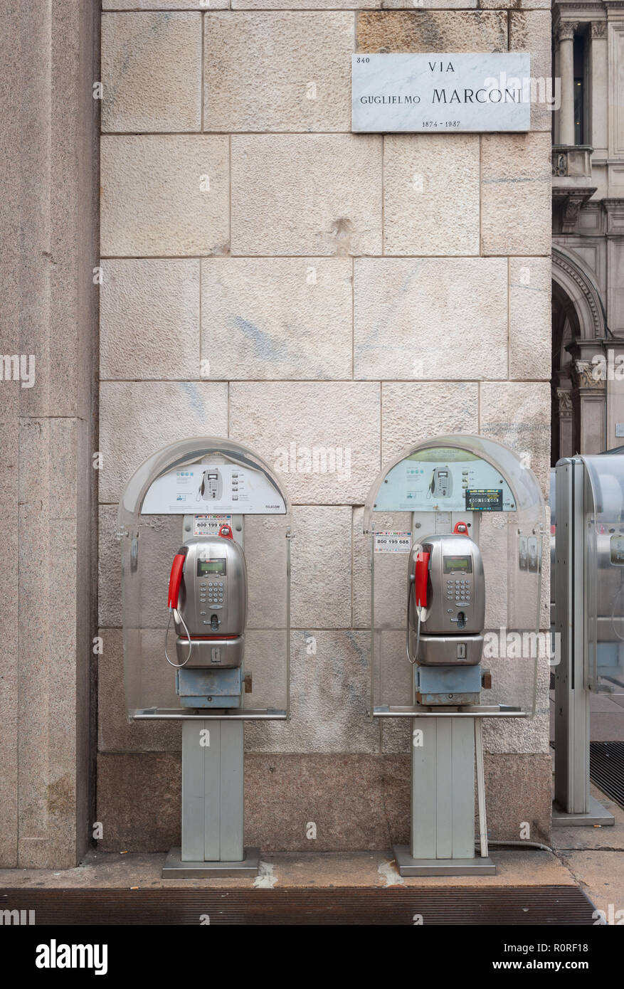 Telefoni pubblici fuori dalla Piazza del Duomo di Milano, Italia Foto Stock