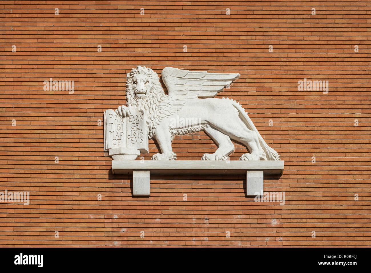 Statua di un leone alato di San Marco tenendo una Bibbia - Gorizia, Friuli Venezia Giulia, Italia Foto Stock