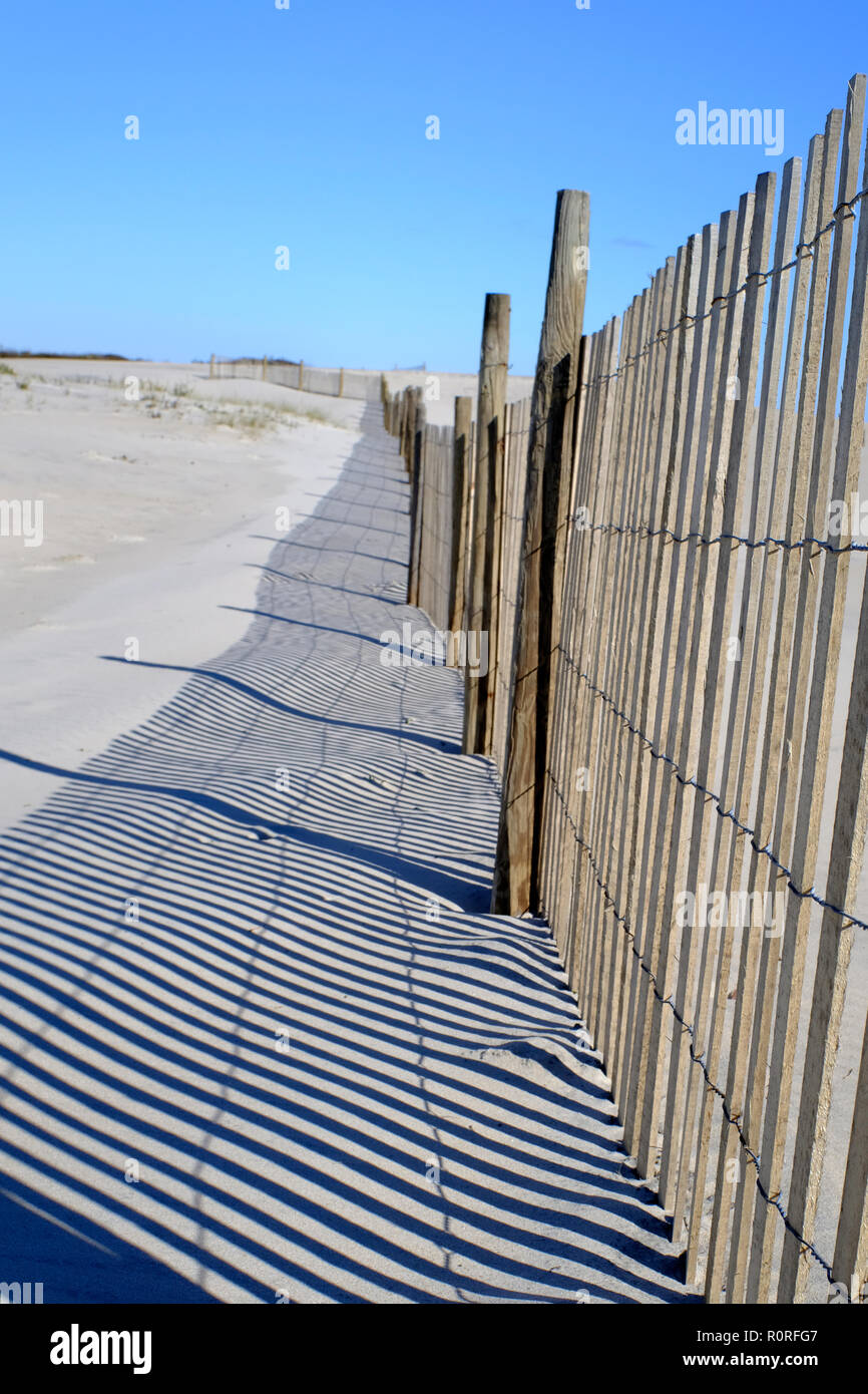 Tempesta recinzione e ombre sulle dune su Assateague National Seashore Park in Maryland Foto Stock