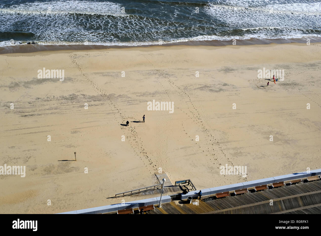 La gente sulla spiaggia a una distanza a Ocean City, Maryland Foto Stock