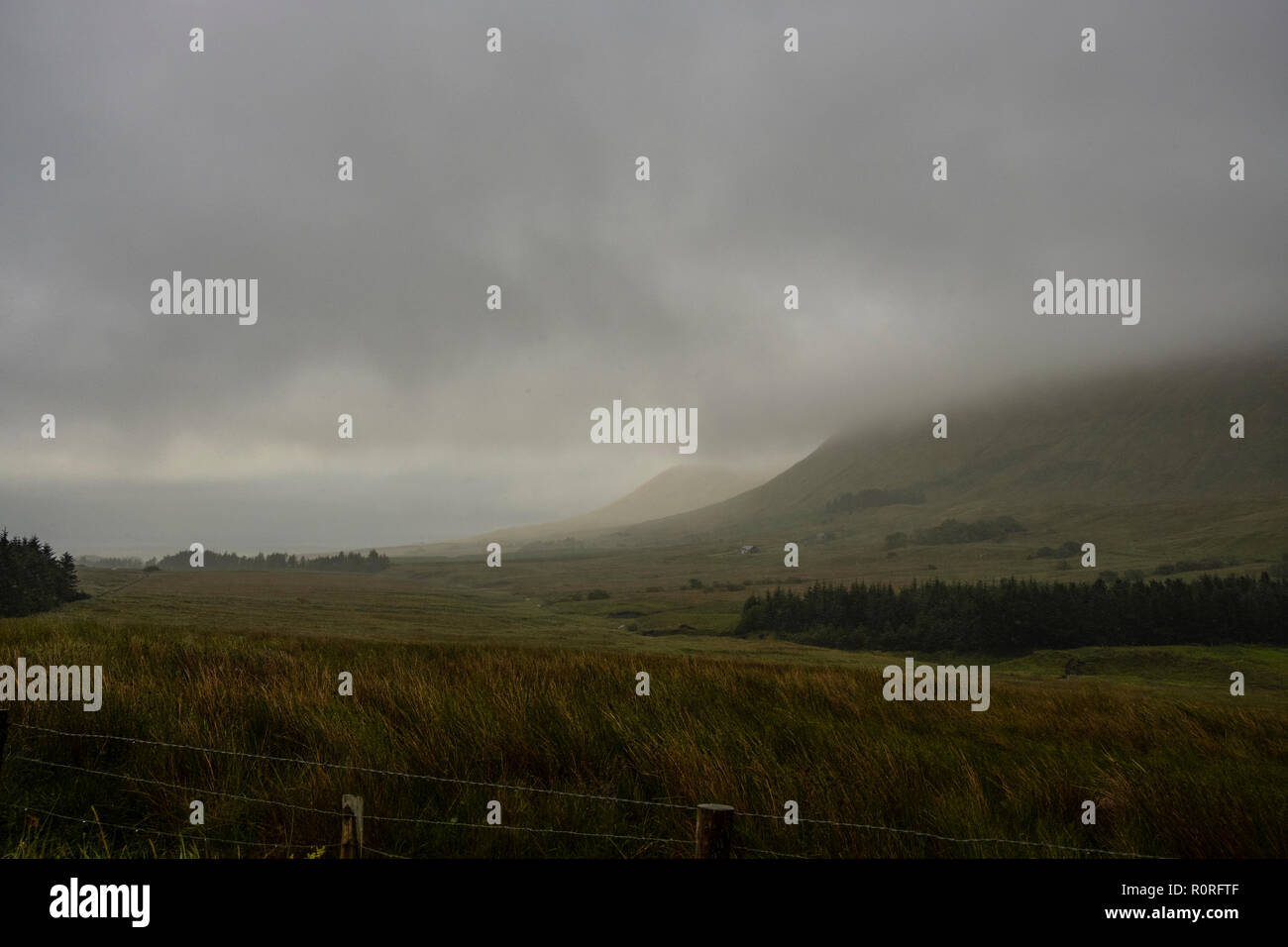 Pioggia e nebbia su una montagna irlandese Foto Stock