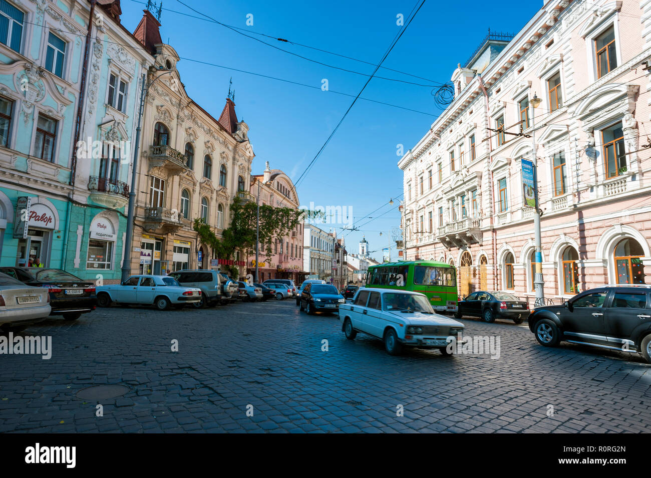 Una scena di strada in Chernivtsi, un superbo esempio di impero austro-ungarico architettura in Ucraina occidentale. Foto Stock